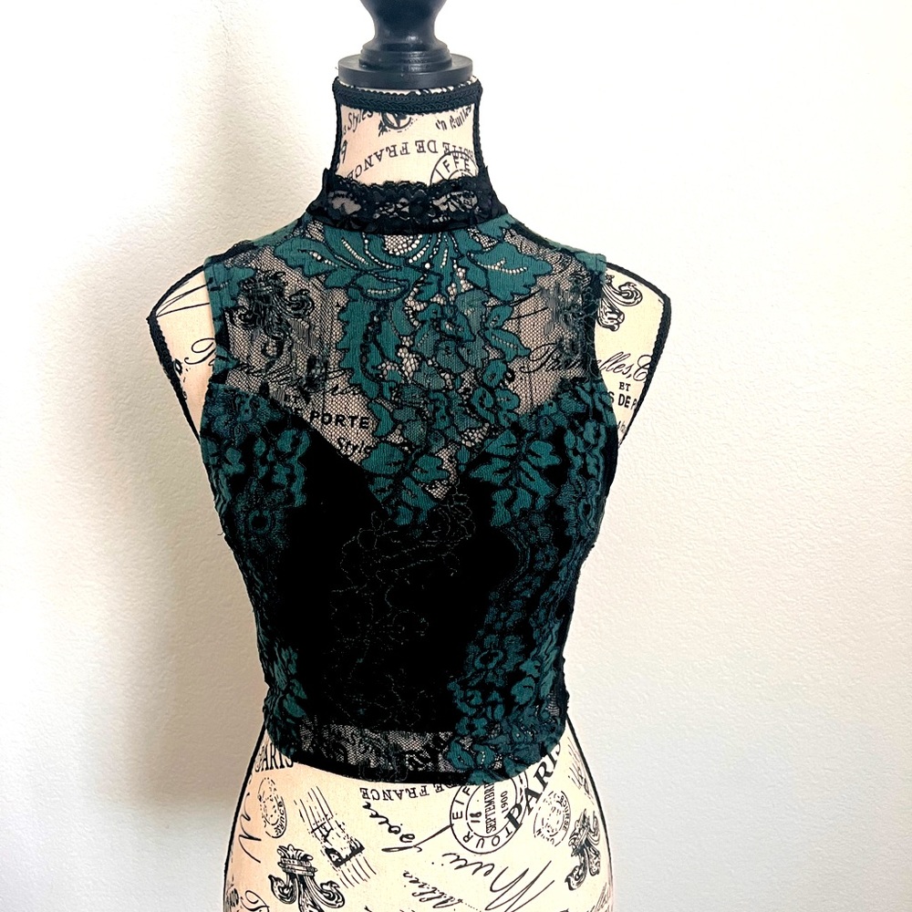 Bring in the SUMMER!! Crop top, green and black pricy top!!! 🌺